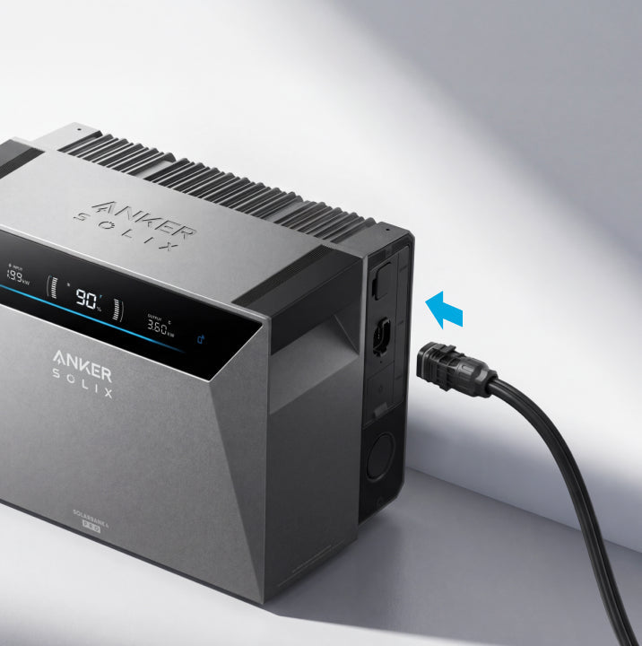 Anker SOLIX Solarbank 4 Pro mit leuchtendem Display, ein blauer Pfeil zeigt auf den seitlichen Anschluss, in den der COM-Stecker geführt wird.