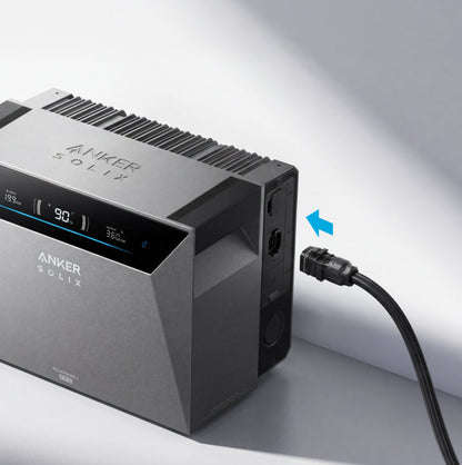 Anker SOLIX Solarbank 4 Pro mit leuchtendem Display, ein blauer Pfeil zeigt auf den seitlichen Anschluss, in den der COM-Stecker geführt wird.
