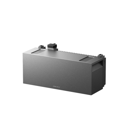 Grauer Anker SOLIX BP7000 Erweiterungsakku schräg von vorne mit Batterieanschluss auf der Oberseite.