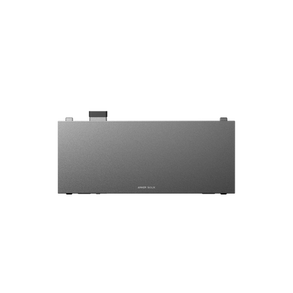 Anker SOLIX BP7000 Erweiterungsakku in der Frontansicht mit flachem Metallgehäuse.