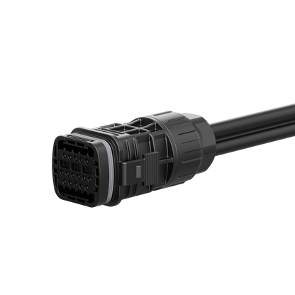 Nahansicht des schwarzen mehrpoligen COM-Steckers des Anker SOLIX COM Connector Kit mit Verriegelungslasche und Kabelverschraubung.