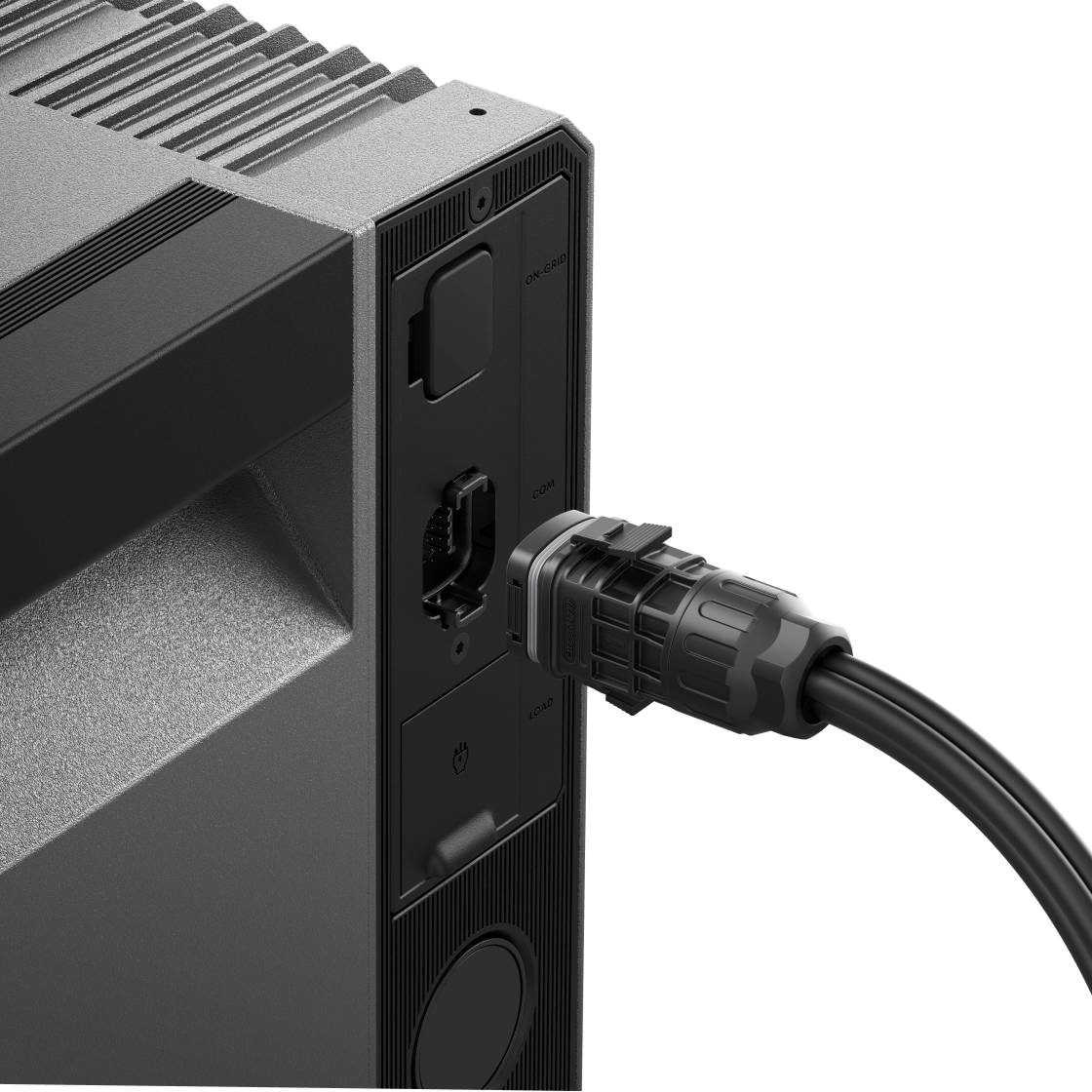 COM-Stecker mit Kabel eingesteckt in den COM-Anschluss an der Seite der Solarbank 4 Pro, darüber der On-Grid-Anschluss.