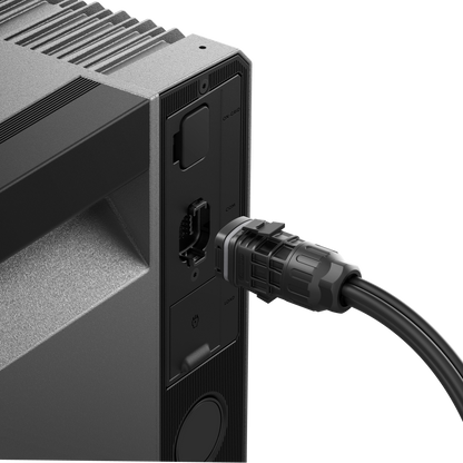 COM-Stecker mit Kabel eingesteckt in den COM-Anschluss an der Seite der Solarbank 4 Pro, darüber der On-Grid-Anschluss.