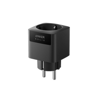 Der schwarze Anker SOLIX Smart Plug Gen 2 von schräg vorne mit Schutzkontaktbuchse und Anker-SOLIX-Logo.