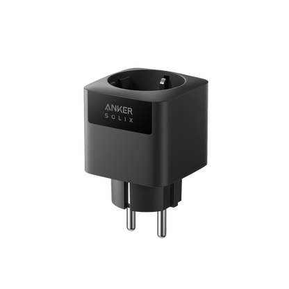 Der schwarze Anker SOLIX Smart Plug Gen 2 von schräg vorne mit Schutzkontaktbuchse und Anker-SOLIX-Logo.