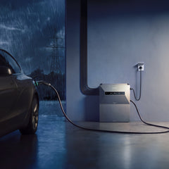 Anker SOLIX Solarbank Max in der Garage lädt nachts bei Gewitter ein E-Auto
