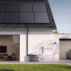 Anker SOLIX Solarbank Max an der Hauswand eines Einfamilienhauses mit Solardach und E-Auto