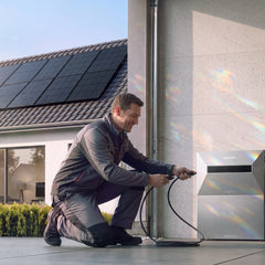 Installateur schließt die Anker SOLIX Solarbank Max an der Garage an