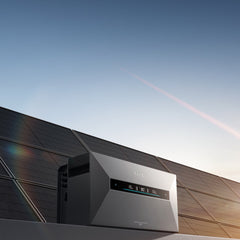 Anker SOLIX Solarbank Max vor Solarmodulen bei Sonnenschein